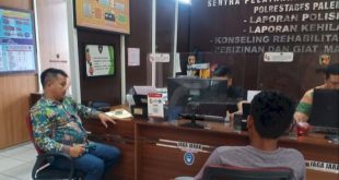 Bambang Sarpawi melapor ke Polresrabes Palembang atas perampasan mobil oleh dept kolector, Sabtu (18/11/2023). Foto : Sumselheadline/Ela