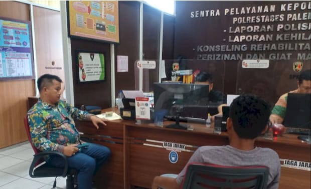 Bambang Sarpawi melapor ke Polresrabes Palembang atas perampasan mobil oleh dept kolector, Sabtu (18/11/2023). Foto : Sumselheadline/Ela