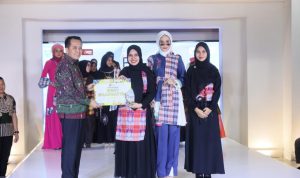 Pj Gubernur Sumsel, Agus Fatoni saat hadir di IKM Awards Sumsel 2023 City Expo di PIM, Sabtu (18/11/2023). Foto : Humas Pemprov Sumsel.