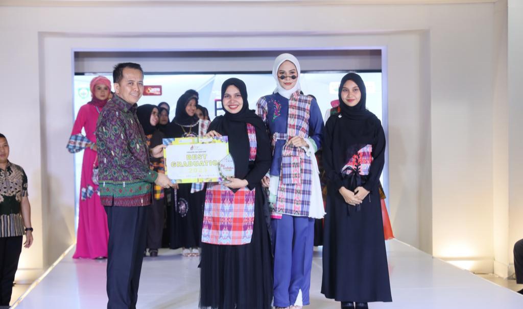 Pj Gubernur Sumsel, Agus Fatoni saat hadir di IKM Awards Sumsel 2023 City Expo di PIM, Sabtu (18/11/2023). Foto : Humas Pemprov Sumsel.