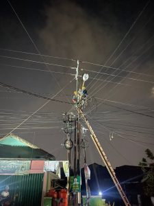 Ilsutrasi petugas PLN memperbaiki jaringan listrik yang rusak di Kota Palembang. Foto : Dok Sumselheadline/Pitria