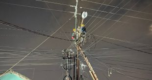 Ilsutrasi petugas PLN memperbaiki jaringan listrik yang rusak di Kota Palembang. Foto : Dok Sumselheadline/Pitria