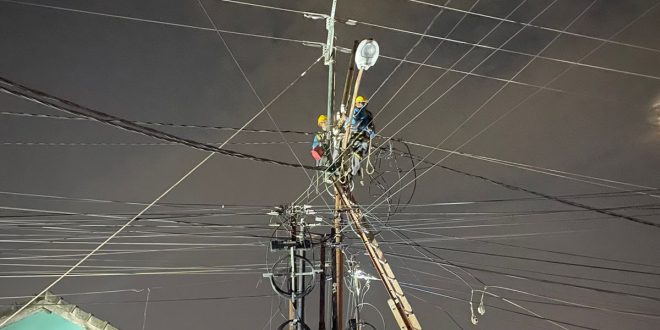 Ilsutrasi petugas PLN memperbaiki jaringan listrik yang rusak di Kota Palembang. Foto : Dok Sumselheadline/Pitria
