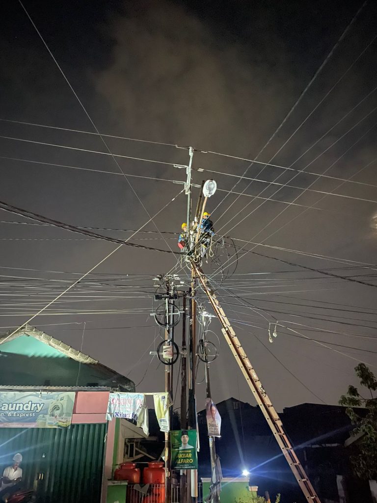 Ilsutrasi petugas PLN memperbaiki jaringan listrik yang rusak di Kota Palembang. Foto : Dok Sumselheadline/Pitria