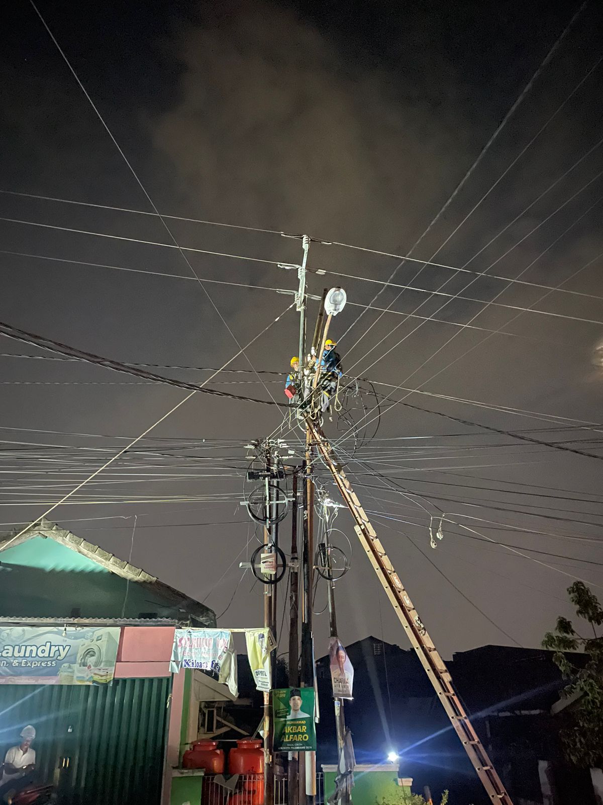 Ilsutrasi petugas PLN memperbaiki jaringan listrik yang rusak di Kota Palembang. Foto : Dok Sumselheadline/Pitria