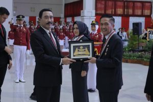 Pj Walikota Palembang, Ratu Dewa mendapat penghargaan dari IPDN Jatinangor, Kamis (23/11/2023). Foto : Dinkominfo Palembang