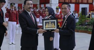 Pj Walikota Palembang, Ratu Dewa mendapat penghargaan dari IPDN Jatinangor, Kamis (23/11/2023). Foto : Dinkominfo Palembang