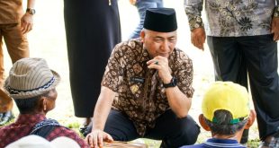 Pj Bupati Muba, Apriyadi ngobrol dengan warga saat melihat pasar murah beberapa waktu lalu. Foto : Dok Dinkominfo Muba.