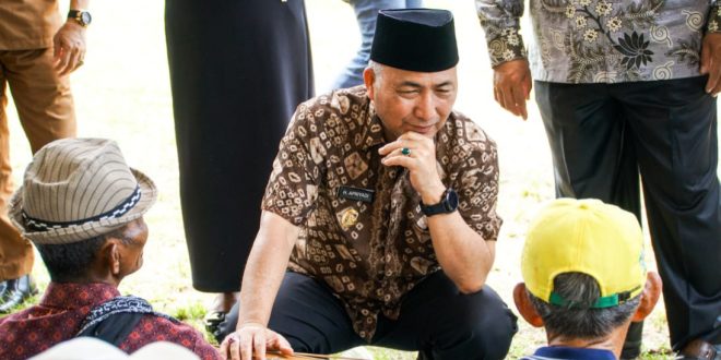 Pj Bupati Muba, Apriyadi ngobrol dengan warga saat melihat pasar murah beberapa waktu lalu. Foto : Dok Dinkominfo Muba.
