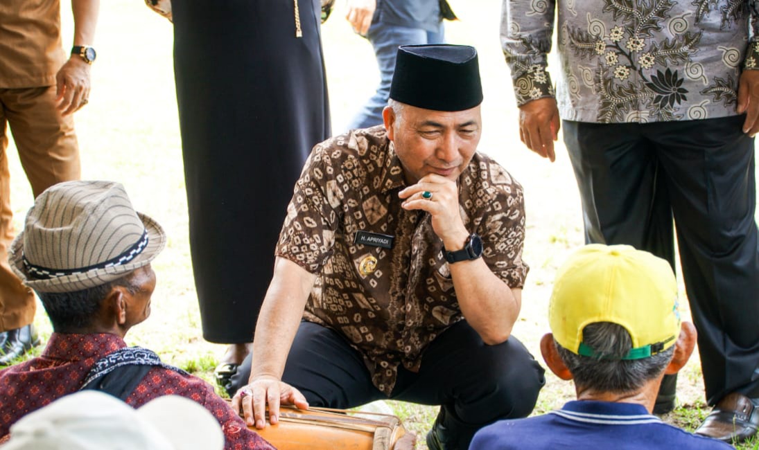 Pj Bupati Muba, Apriyadi ngobrol dengan warga saat melihat pasar murah beberapa waktu lalu. Foto : Dok Dinkominfo Muba.