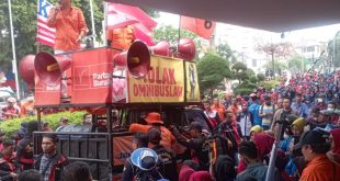 Ribuan buruh menggelar aksi tuntut kenaikan upah di Pemkot Palembang, Senin (26/11/2023). Foto : Sumselheadline/Pitria