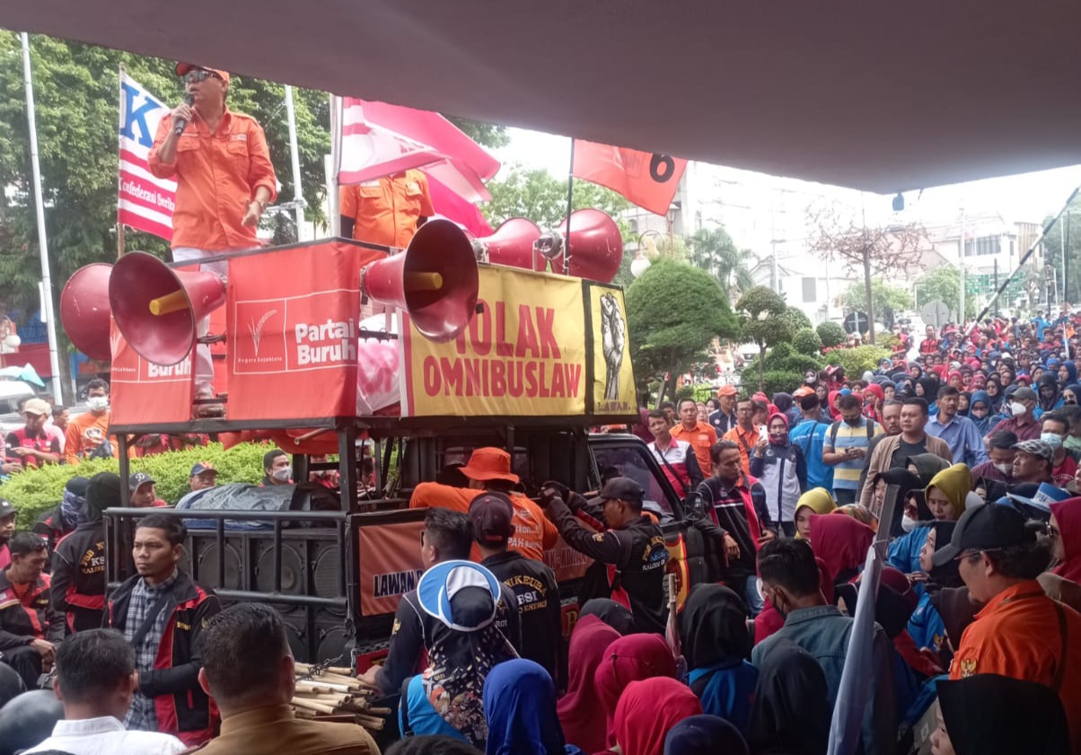 Ribuan buruh menggelar aksi tuntut kenaikan upah di Pemkot Palembang, Senin (26/11/2023). Foto : Sumselheadline/Pitria