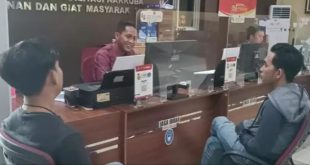 Epan melapor ke Polrestabes Palembang karena sepeda motornyo dibawa kabur. Foto : Sumselheadline/Ela