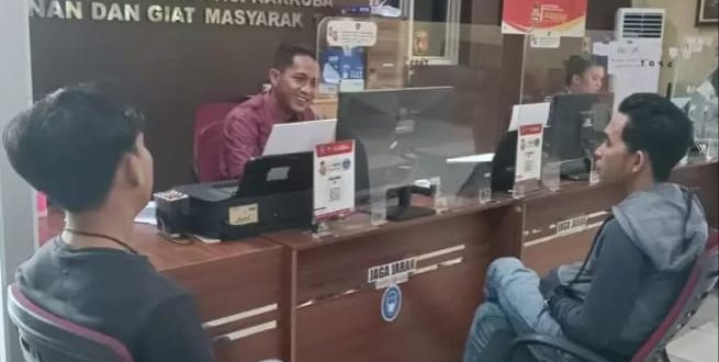 Epan melapor ke Polrestabes Palembang karena sepeda motornyo dibawa kabur. Foto : Sumselheadline/Ela