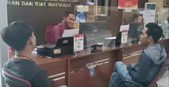 Epan melapor ke Polrestabes Palembang karena sepeda motornyo dibawa kabur. Foto : Sumselheadline/Ela