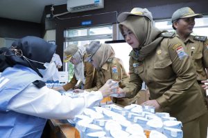 Para ASN mendadak dilakukan tes urine di Disdukcapil Palembang, Senin (27/11/2023). Foto : Dinkominfo Palembang.