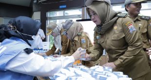 Para ASN mendadak dilakukan tes urine di Disdukcapil Palembang, Senin (27/11/2023). Foto : Dinkominfo Palembang.
