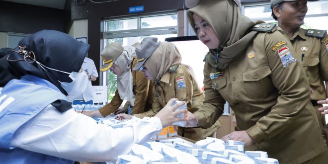 Para ASN mendadak dilakukan tes urine di Disdukcapil Palembang, Senin (27/11/2023). Foto : Dinkominfo Palembang.