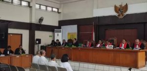 Para terdakwa kasus akuisisi saham oleh PTBA di PN Tipikor Palembang, Senin (27/11/2023). Foto : Sumselheadline/Ela.