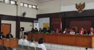 Para terdakwa kasus akuisisi saham oleh PTBA di PN Tipikor Palembang, Senin (27/11/2023). Foto : Sumselheadline/Ela.