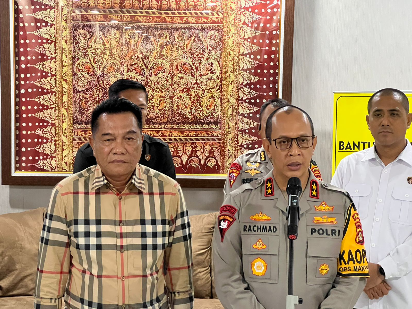 Haji Toha, Manager PT Petromuba, bersama Kapolda Sumsel Irjen Pol A Rachmad Wibowo. Foto : Sumselheadline/Ela