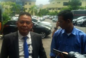 Alex didampingi kuasa hukumnya melapor ke Polda Sumsel atas dugaan malapraktek oleh oknum di Dinas Kesehatan Lahat, Rabu (29/11/2023). Foto : Sumselheadline/Ela