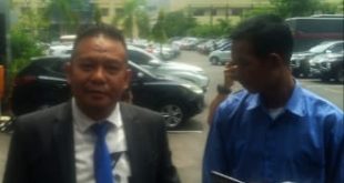 Alex didampingi kuasa hukumnya melapor ke Polda Sumsel atas dugaan malapraktek oleh oknum di Dinas Kesehatan Lahat, Rabu (29/11/2023). Foto : Sumselheadline/Ela