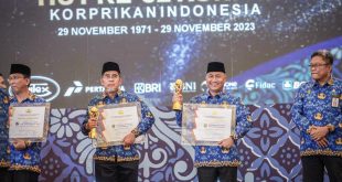 Pj Bupati Muba, Apriyadi menerima piala KORPRI Award di Jakarta, Rabu (29/11/2023). Foto: Dinkominfo Palembang