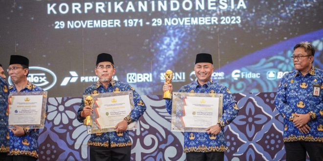 Pj Bupati Muba, Apriyadi menerima piala KORPRI Award di Jakarta, Rabu (29/11/2023). Foto: Dinkominfo Palembang