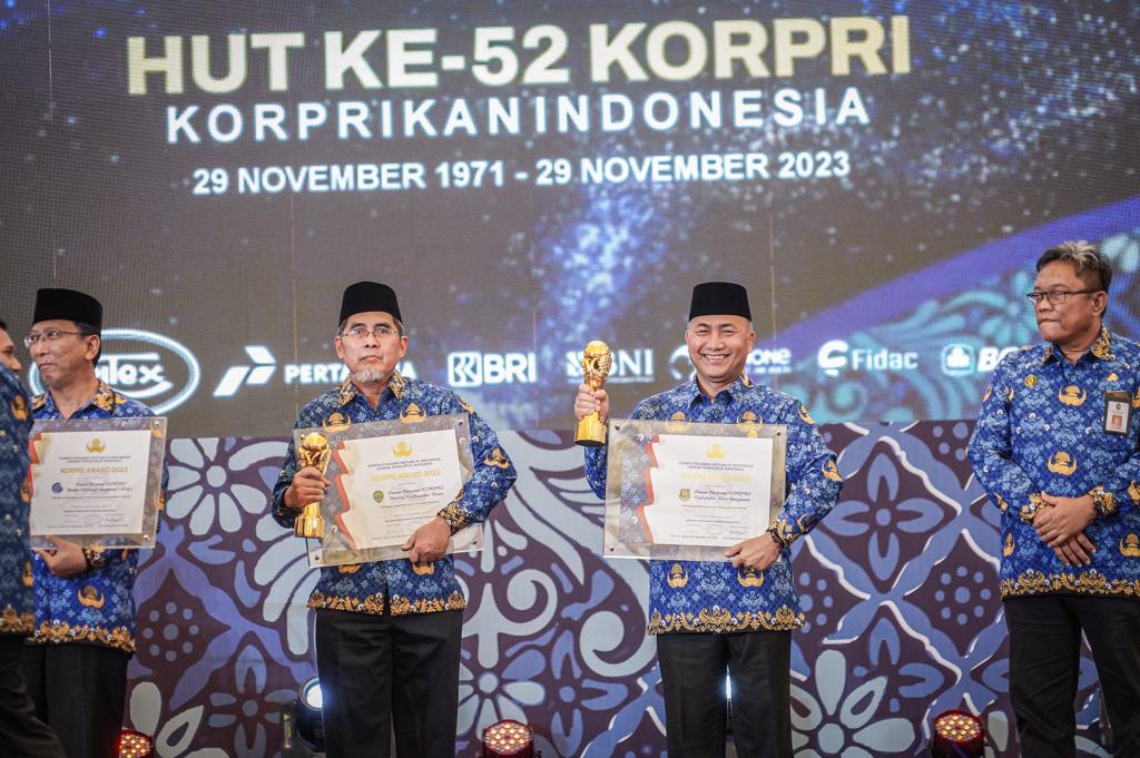 Pj Bupati Muba, Apriyadi menerima piala KORPRI Award di Jakarta, Rabu (29/11/2023). Foto: Dinkominfo Palembang