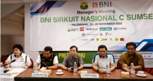 Pengurus PP PBSI, Mimi Irawan didampingi Ketua Pantia Sirnas, Amrullah saat press confrence di GOR Dempo Palembang, Minggu (17/11/2023). Foto : Sumselheadline/Edi