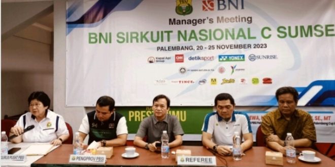 Pengurus PP PBSI, Mimi Irawan didampingi Ketua Pantia Sirnas, Amrullah saat press confrence di GOR Dempo Palembang, Minggu (17/11/2023). Foto : Sumselheadline/Edi