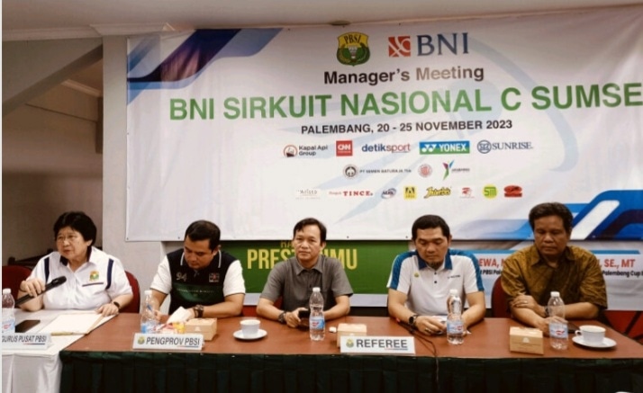 Pengurus PP PBSI, Mimi Irawan didampingi Ketua Pantia Sirnas, Amrullah saat press confrence di GOR Dempo Palembang, Minggu (17/11/2023). Foto : Sumselheadline/Edi