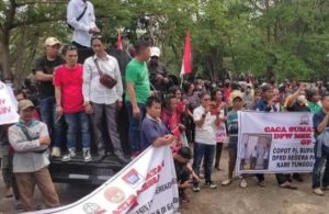 Ratusan warga Banyuasin menggelar aksi mendesak Pj Bupati Hani Sopiar Rustam dicopot, Kamis (2/11/2023). Foto : Oganilir.com