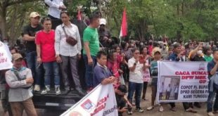 Ratusan warga Banyuasin menggelar aksi mendesak Pj Bupati Hani Sopiar Rustam dicopot, Kamis (2/11/2023). Foto : Oganilir.com