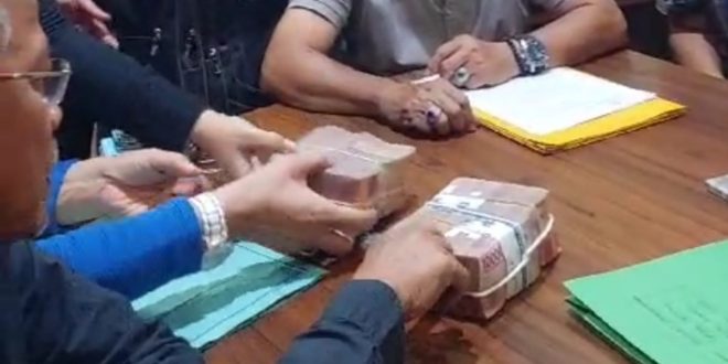 Tim penjaringan calon Ketum KONI Sumsel menerima uang jaminan kontribusi dari tim Caketum saat pengembalian formulir, Senin (27/11/2013). Foto : Dok Haluan Sumatera.
