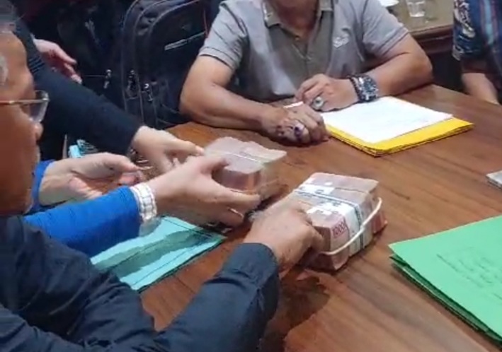 Tim penjaringan calon Ketum KONI Sumsel menerima uang jaminan kontribusi dari tim Caketum saat pengembalian formulir, Senin (27/11/2013). Foto : Dok Haluan Sumatera.
