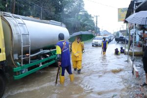 Sejumlah petugas Dinas PU Pengairan Palembang membersihkan saluran yang tgersumbat sampah. Foto : Dok Sumselheadline/Pitria.