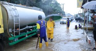 Sejumlah petugas Dinas PU Pengairan Palembang membersihkan saluran yang tgersumbat sampah. Foto : Dok Sumselheadline/Pitria.