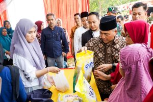 Pj Bupati Muba, Apriyadi memantau langsung operasi pasar di Kecamatan Sungai Keruh, Sabtu (4/11/2023). Foto : Dinkominfo Muba.