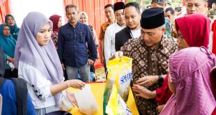 Pj Bupati Muba, Apriyadi memantau langsung operasi pasar di Kecamatan Sungai Keruh, Sabtu (4/11/2023). Foto : Dinkominfo Muba.