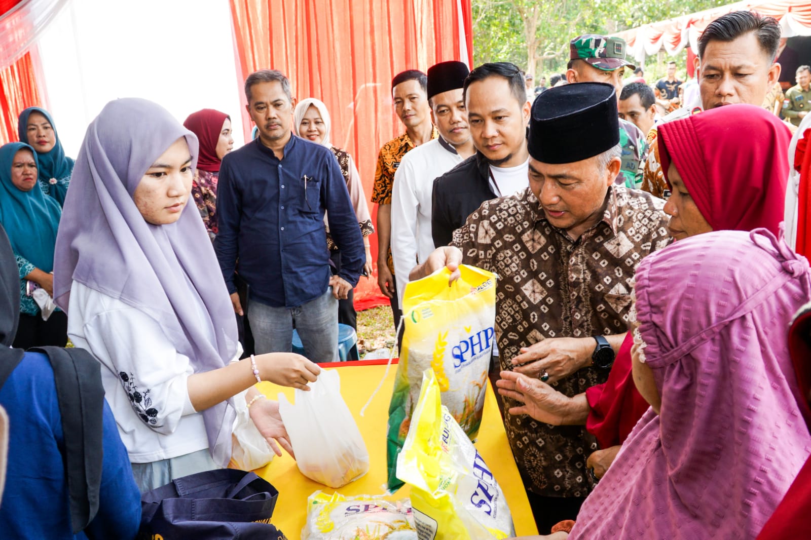 Pj Bupati Muba, Apriyadi memantau langsung operasi pasar di Kecamatan Sungai Keruh, Sabtu (4/11/2023). Foto : Dinkominfo Muba.