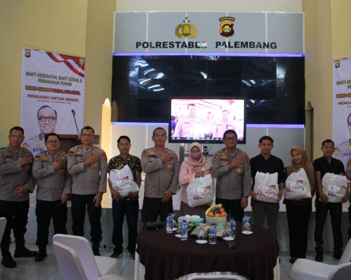 Sebagai wujud nyata dalam implementasi mengabdi untuk negeri, Biro SDM Polda Sumsel menggelar Bakti Sosial dan Bakti Kesehatan di Aula Mapolrestabes Palembang, Sabtu (4/11/2023) pagi. Foto : Sumselheadline/Ela.
