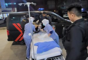 AR, seorang perempuan ditemukan lemas di kamar kos di Palembang, Jumat (3/11/2023). Foto : Sumselheadline/Ela.