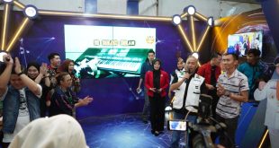 Pj Bupati Muba, Apriyadi ikut bernyanyi dangdut di acara Muba Expo, Rabu (1/11/2023) malam. Foto : Dinkominfo Muba.