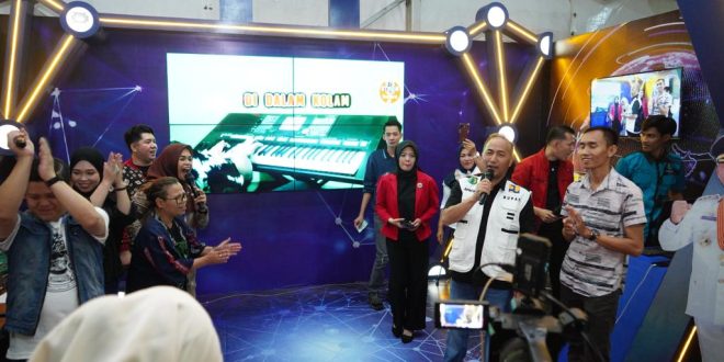 Pj Bupati Muba, Apriyadi ikut bernyanyi dangdut di acara Muba Expo, Rabu (1/11/2023) malam. Foto : Dinkominfo Muba.