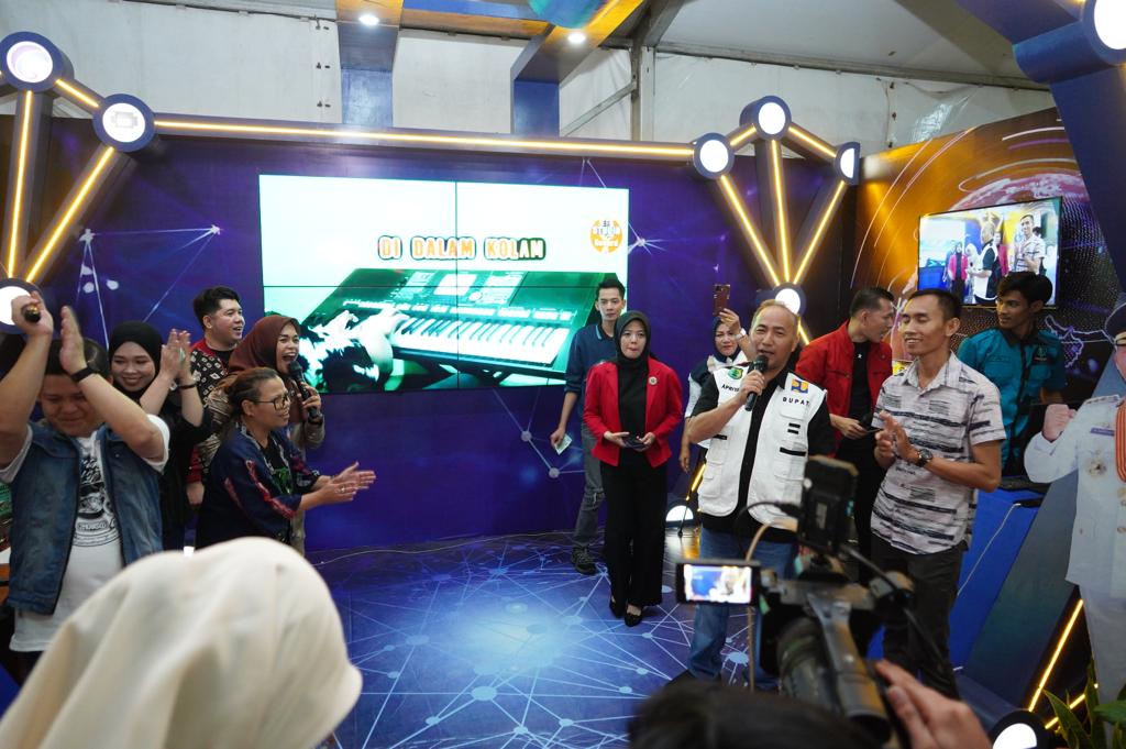 Pj Bupati Muba, Apriyadi ikut bernyanyi dangdut di acara Muba Expo, Rabu (1/11/2023) malam. Foto : Dinkominfo Muba.