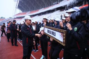 Pj Gubernur Sumsel, Agus Fatoni melepas tim kontingen Sumsel yang akan ikut Porwil Sumatera di JSC Palembang, Kamis (2/11/2023). Foto : Humas Pemprov Sumsel.
