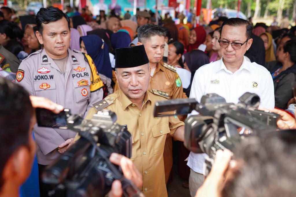 Pj Bupati Muba, Apriyadi saat diwawancarai wartawan. Foto : Dinkominfo MUba
