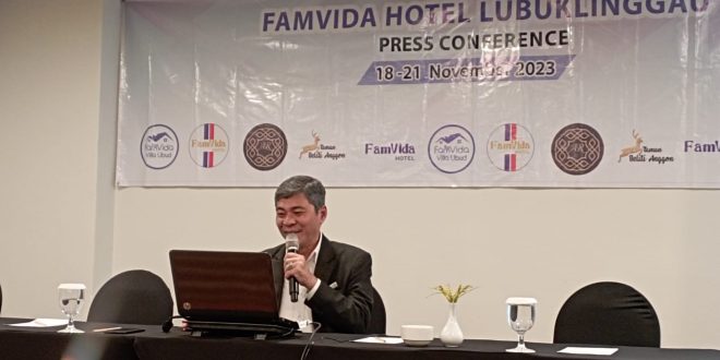 Manager (GM), FamVida Hotel Lubuklinggau, Ahmad Hifni saat press confrence, Selasa (21/11/2023). Foto : Sumselheadline/Pitria.